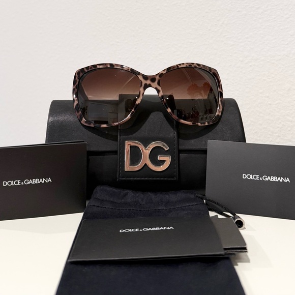 🕶️✨ Dolce & Gabbana Leopard Sunglasses with Gold Toned Accents & Accessories - Picture 4 of 16